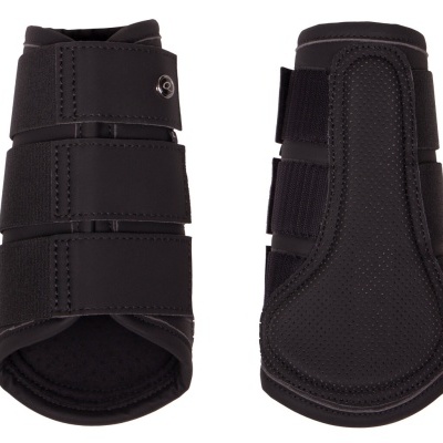 Conjunto preto de proteções para equitação com fechos de velcro.