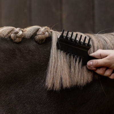 Pente preto a pentear crina de cavalo com tranças