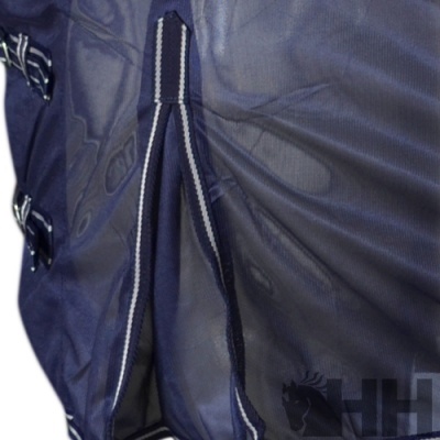 Capa azul escuro com fechos e detalhes brancos, tecido brilhante, logo parcial HH com cervo