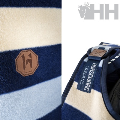 Manta ou cobertor em lã às riscas azul escuro, bege e azul claro com etiquetas Horseware