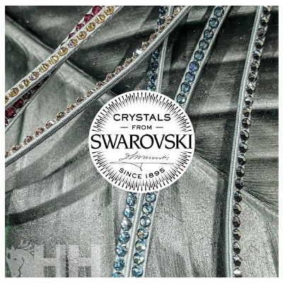 Tiras com cristais Swarovski sobre fundo cinza ondulado com texto assinatura