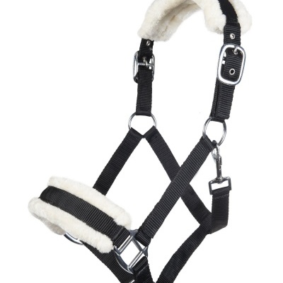 Cabresto preto para cavalo com acolchoamento branco peludo