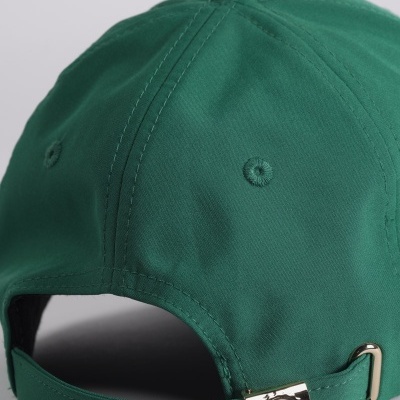 Boné verde com fecho ajustável e fivela metálica dourada