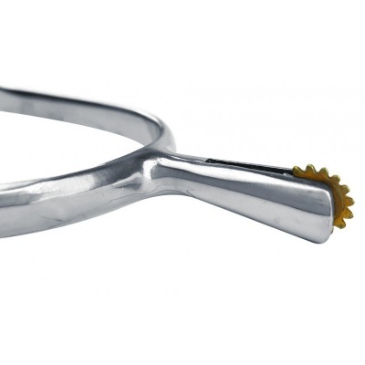 Espora metálica prateada com roda dentada dourada na extremidade