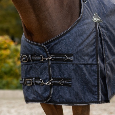 Manta azul escuro para cavalo com fivelas e logótipo QHP