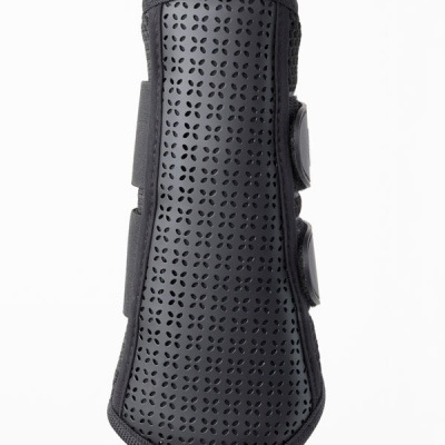 Protetor preto perfurado em forma de flores para proteção corporal.