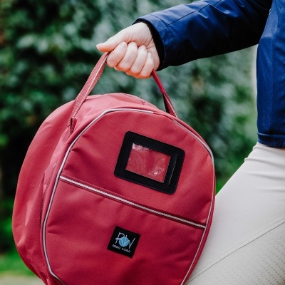 Mala vermelha com etiqueta PRW RIDING WORLD e bolso transparente