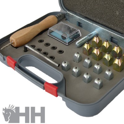 Estojo cinza com ferramentas e peças metálicas