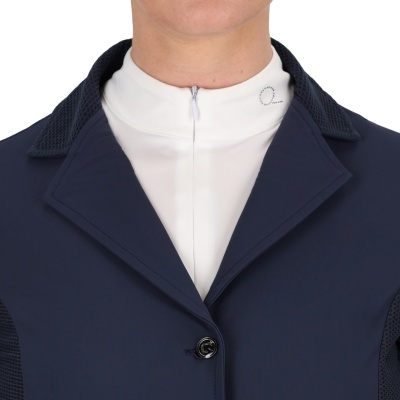 Jaqueta azul escura com gola texturizada e camisa branca com zíper e detalhe em strass