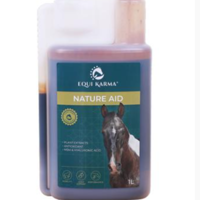 Frasco plástico com rótulo verde e amarelo, produto EQU KARMA NATURE AID com imagem de cavalo.