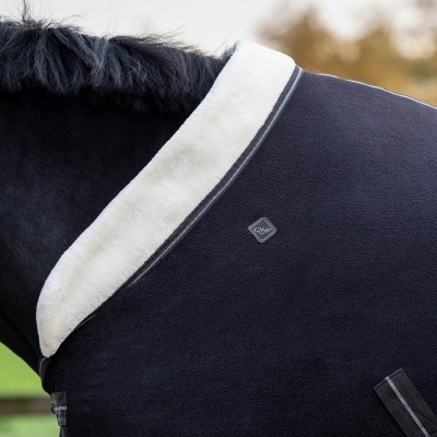 Manta preta para cavalo com abas brancas almofadadas e logótipo QHP