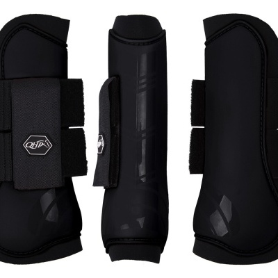 Conjunto preto de proteções para cavalos com fechos de velcro e logo QHP