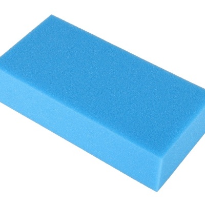 Bloco de espuma azul para yoga em fundo branco