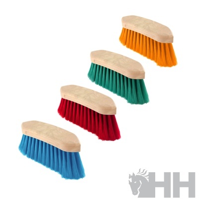 Escovas de limpeza com cerdas coloridas e cabo de madeira