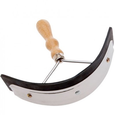 Meia-lua de corte com lâmina metálica e cabo de madeira