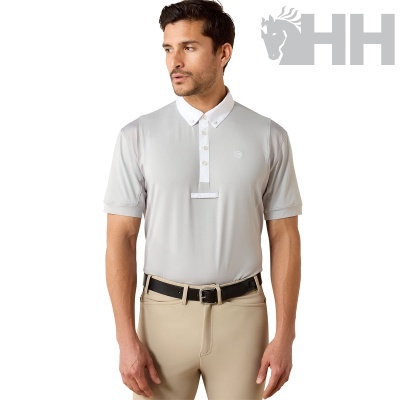 Polo cinzento claro com gola branca e logo da marca na parte esquerda do peito