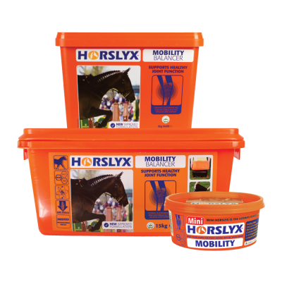 Três potes de suplemento HORSLYX Mobility Balancer para cavalos em embalagens laranja.