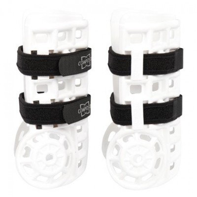 Par de joelheiras ortopédicas de plástico branco com tiras pretas e fecho de velcro.