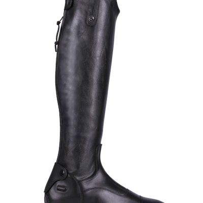 Bota alta preta com fecho traseiro e fivela em fundo branco