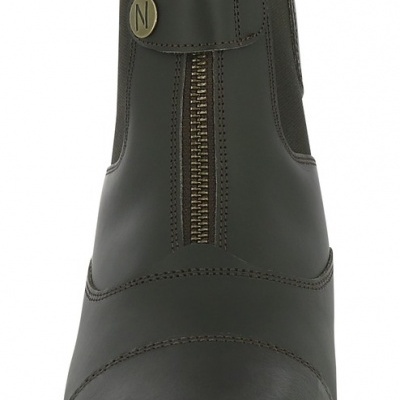 Botim de couro preto com fecho de correr frontal e botão metálico 'N'