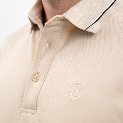 Polo bege com colarinho e bordado 'H' no peito