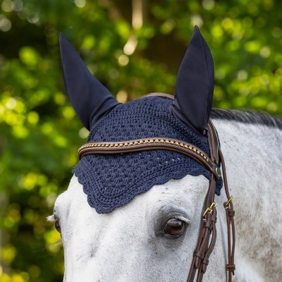 Máscara de croché azul escuro para orelhas de cavalo com cabeçada de couro castanho.