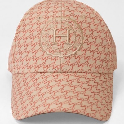 Boné bege com padrão vermelho e bordado frontal H S.