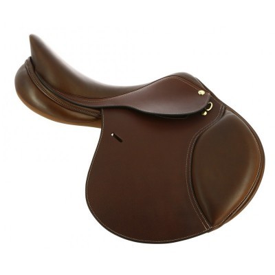 Sela de equitação em couro castanho com costuras brancas e detalhes metálicos