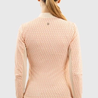 Casaco feminino de manga comprida com padrão houndstooth rosa e bege visto pelas costas