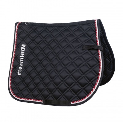 Schabracke preta acolchoada com inscrição #teamHKM e bordas tricolores