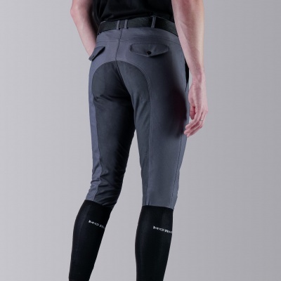 Calças de equitação cinzentas e pretas vistas de costas