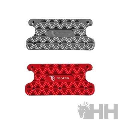 Duas placas metálicas triangulares, uma cinzenta e outra vermelha, ambas com padrão em relevo e texto 'TS SLOPED'