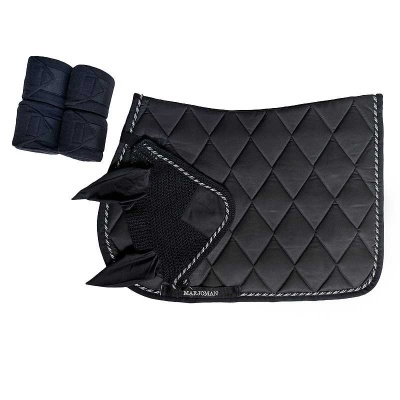 Conjunto de equipamento equestre preto com manta acolchoada e vendas.