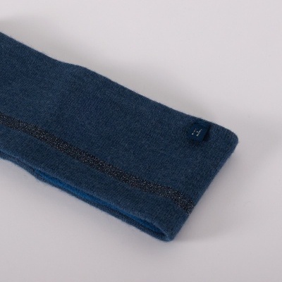 Cachecol azul com linha prateada sobre fundo branco