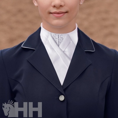 Pessoa com casaco azul e camisa branca com colarinho de cristal