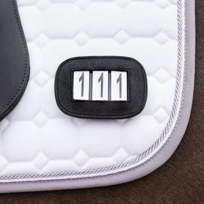 Tapete branco acolchoado com números '111'