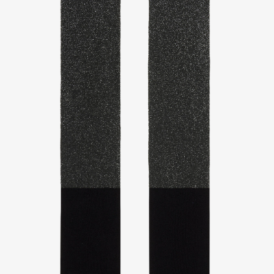 Par de meias prata com brilho e preto com texto branco na borda superior