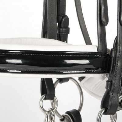 Freio de cavalo em couro preto com acolchoamento branco e argolas metálicas prateadas