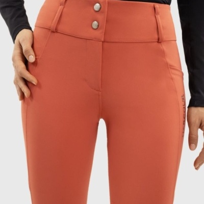 Calças cor de ferrugem com botões metálicos e bolsos