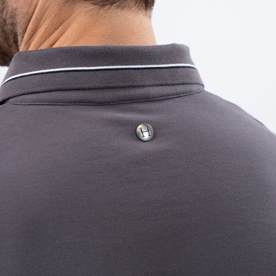 Camisa polo cinza escuro com botão metálico 'H' nas costas