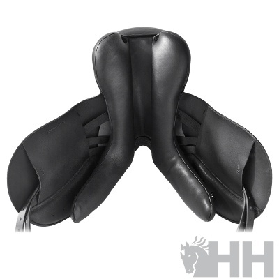 Sela de equitação preta vista da parte inferior