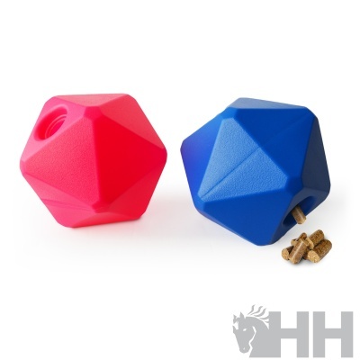 Duas bolas poliédricas, uma vermelha e uma azul, sendo a azul aberta com pellets ao lado