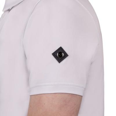 Manga de t-shirt branca com etiqueta preta quadrada com ilhó metálico