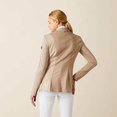 Blazer bege feminino com detalhe na gola, visto de costas