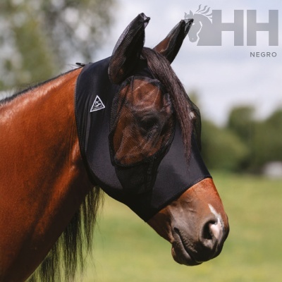 Cavalo com máscara protetora preta em ambiente externo