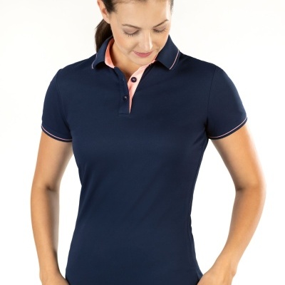 Polo de mulher azul escuro com gola rosa claro e detalhes finos nas mangas e gola.