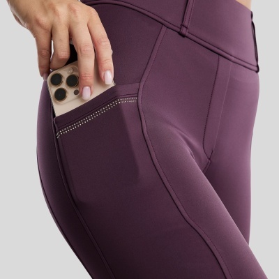 Calças de desporto roxo escuro com bolso lateral e telemóvel colocado