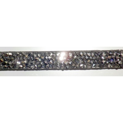 Correia preta com pedrinhas brilhantes prateadas