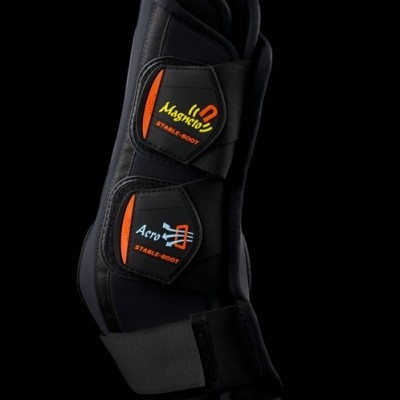 Protetor de casco preto para cavalo com fechos e etiquetas coloridas