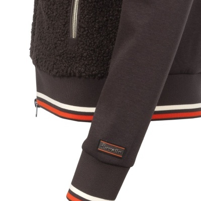 Manga de casaco castanho com punho de riscas branca e vermelha e etiqueta Carrello